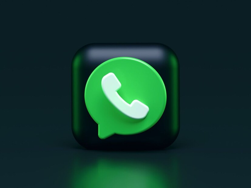 যদিও অনেকেই এখনও জানেন না, WhatsApp-এ ‘কম্প্যানিয়ন ডিভাইস’ ব্যবহার করা যায়। অর্থাৎ, একটি সেকেন্ডারি ডিভাইস লিঙ্ক করিয়ে নেওয়া যায় মূল অ্যাকাউন্টের সঙ্গে। সেক্ষেত্রে মূল ডিভাইসে সক্রিয় ইন্টারনেট সংযোগ না থাকলেও একাধিক মোবাইল ডিভাইসে একই অ্যাকাউন্ট ব্যবহার করার অনুমতি পাওয়া যায়।