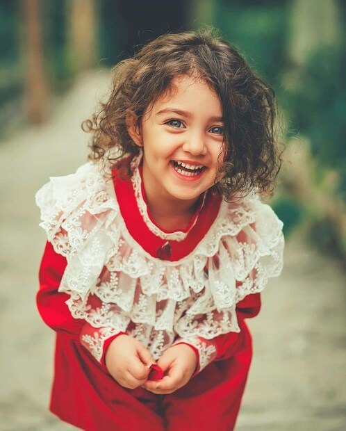 ভাইরাল হওয়া এই ভিডিওতে অনাহিতাকে তার সুন্দর হাসি ছড়িয়ে দিতে দেখা যায়। ভিডিওটির ক্যাপশনে জামিয়াং সেরিং লিখেছিলেন – এটিই আমার দেখা সবচেয়ে সুন্দর কিছু যা আজ আমি ইন্টারনেটে দেখলাম।"