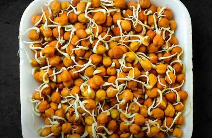 ছোলায় রয়েছে ম্যাগনেশিয়াম, পটাশিয়ামের মতো খনিজ। যা উচ্চ রক্তচাপ এবং খারাপ কোলেস্টেরলের মাত্রা কমায়। ফলে হার্ট সুস্থ থাকে। এছাড়াও ছোলায় আছে অ্যান্টি অক্সিডেন্ট কোলন যা সত্ন ক্যানসার, ফুসফুসের ক্যান্সারের ঝুঁকি একেবারে কমায়!  photo source collected 