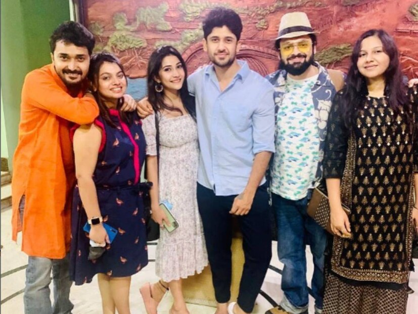 জোর প্রস্তুতি চলছে দুই পরিবারে। শুরু হয়ে গিয়েছে বিয়ের কেনাকাটাও। যদিও দুই শিল্পীর তরফে এখনও এই খবরে শিলমোহর পড়েনি।