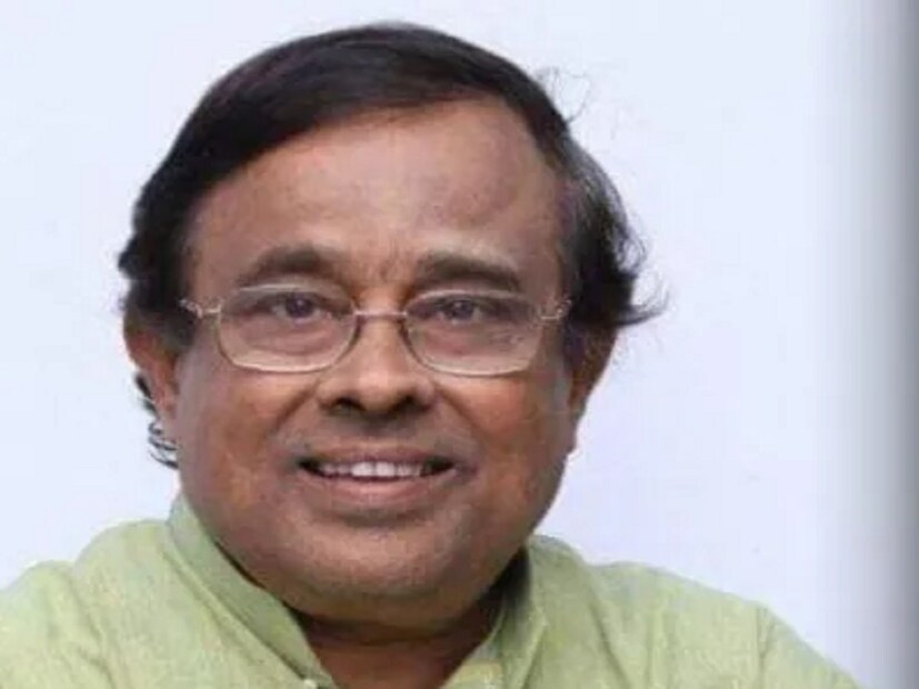 অনুপ ঘোষাল- গত ১৫ ডিসেম্বর শেষ নিশ্বাস ত্যাগ করেন বিশিষ্ট সঙ্গীতশিল্পী তথা প্রাক্তন বিধায়ক ড. অনুপ ঘোষাল। মৃত্যুকালে বয়স হয়েছিল ৭৮ বছর। সত্যজিৎ রায়ের ‘গুপী গাইন বাঘা বাইন’, ‘হীরক রাজার দেশে’ ছবিতে তাঁর গাওয়া গান আজও মানুষের মুখে মুখে ফেরে।