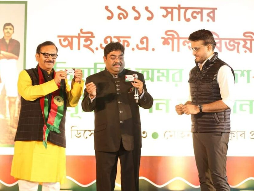 কার্যত নিস্তরঙ্গ অনুষ্ঠান হঠাৎ করেই হয়ে উঠল আইএসএল বনাম ময়দানী ফুটবলের দ্বৈরথে।  ক্রীড়ামন্ত্রী অরূপ বিশ্বাস বাংলার ফুটবলের উন্নতিতে ইস্টবেঙ্গল মোহনবাগান মহমেডানের সামগ্রিক উন্নয়নের পক্ষে সওয়াল করলেন। 