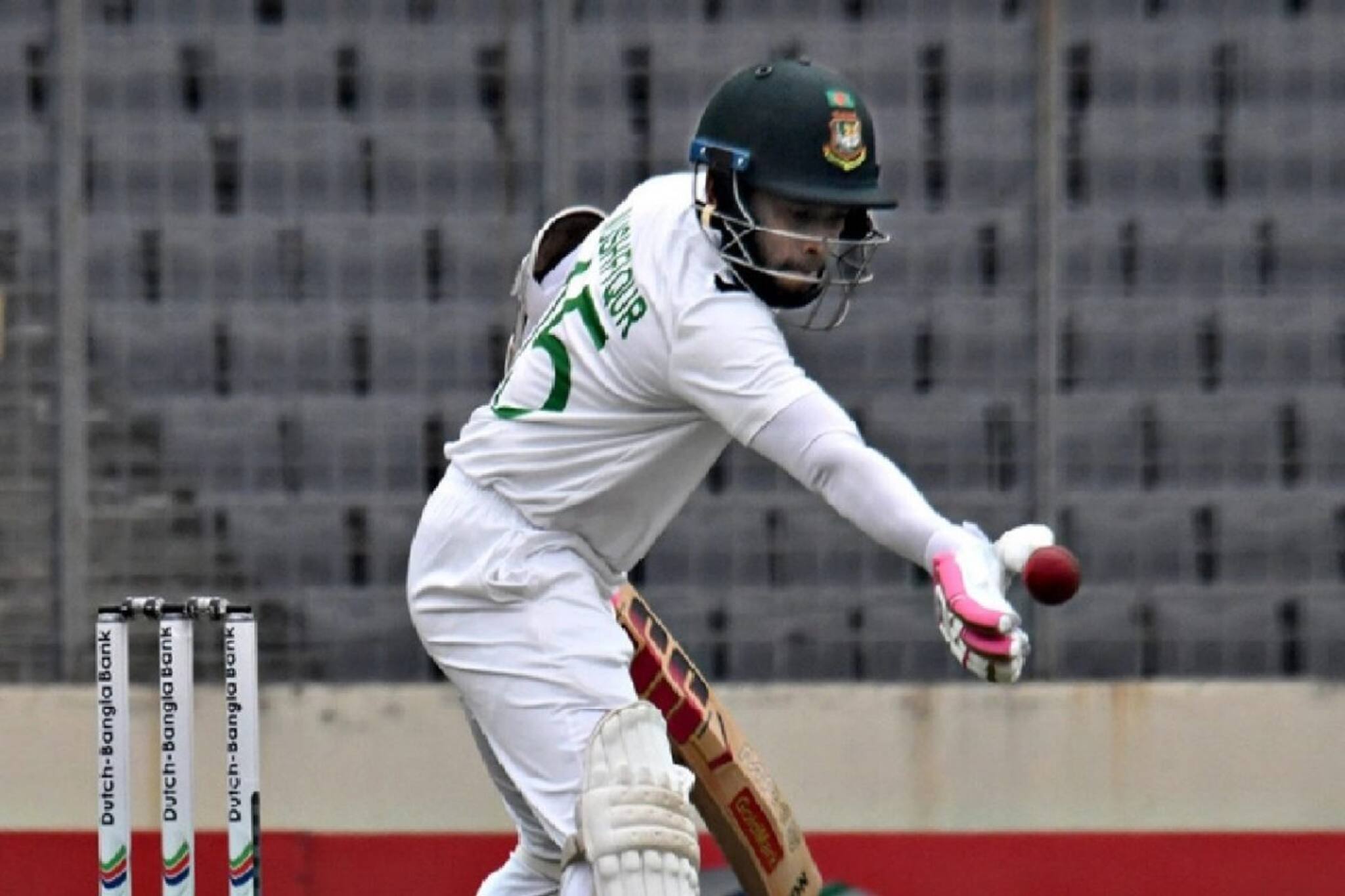 বাংলাদেশের ক্রিকেটে লজ্জার দিন! হাত দিয়ে বল ধরে আউট মুশফিকুর