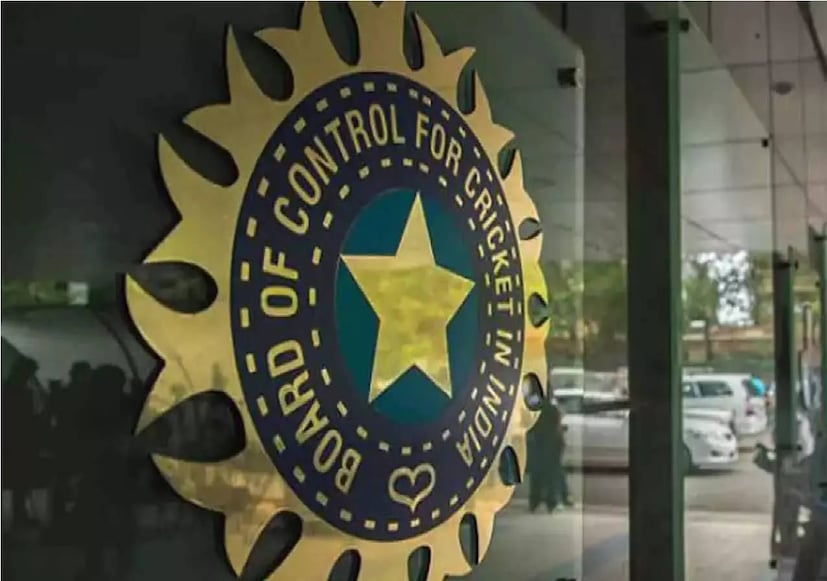 একটি সর্বভারতীয় সংবাদমাধ্যমে বিসিসিআইয়ের শীর্ষ আধিকারিক জানিয়েছে, ‘‘বর্তমানে ৬০ জন ক্রিকেটারকে নিয়ে ভারতীয় দলের জন্য ভাবনাচিন্তা চলে৷ যদিও সেই ক্রিকেটার এক বছর বা তারও বেশি সময় দলের বাইরে থাকুক৷ তাঁদের কারোর নম্বর আমরা নতুন কাউকে দিই না৷ অর্থাৎ একজন নতুনকে ৩০ টি নম্বরের মধ্যে থেকে নিজের জার্সি নম্বর বাছতে হয়৷’’