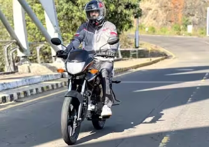 একটা সময় ছিল যখন অনেকেই ১০০,২০০ টাকার পেট্রোল ভরে বাইক চালাতেন। সেই সময় বেশিরভাগ বাইকে কার্বুরেটর ইঞ্জিন ছিল। ফলে সমস্যা হত না।