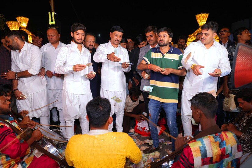 শুধু তাই নয় গোটা রাস্তায় যেন টাকার বৃষ্টি হয়েছে। পুরুষ মহিলা সকলেই টাকা ওড়াতে ওড়াতে যাচ্ছেন গোটা রাস্তায়! 