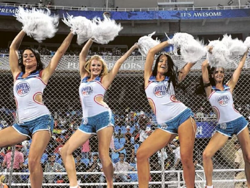 IPL Cheerleaders Salary, Qualifications &amp; Selection Process: চিয়ারলিডারদের নাচের ক্ষেত্রে অভিজ্ঞতার প্রয়োজন৷ পাশাপাশি মডেলিং-র অভিজ্ঞতাও দেখা হয়৷ মানুষের সামনে পারফর্ম করার ক্ষমতা থাকতে হবে তাঁদের। এগুলি ছাড়াও, চিয়ারলিডারদের অগ্রাধিকার দেওয়া হয় যাতে তাঁরা গ্রুপের সঙ্গে আরও ভালভাবে পারফর্ম করতে পারে। শুধু তাই নয়, লিখিত পরীক্ষা ও মৌখিক ভিত্তিতে পরীক্ষা দিয়ে চিয়ারলিডারদের বাছাই করা হয়৷ 