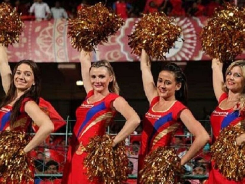 আইপিএল ম্যাচে চিয়ারলিডাররা ম্যাচ প্রতি কত পারিশ্রমিক পান?চিয়ারলিডাররা প্রতি ম্যাচে ১৪হাজার থেকে ১৭হাজার টাকা পান,আইপিএল ম্যাচ চলাকালীন। আলাদাভাবে বোনাসও পান চিয়ারলিডাররা৷ যে দলের হয়ে তাঁরা অংশ নিচ্ছেন, সেই দল জিতলেও চিয়ারলিডাররা বেশি টাকা পান।