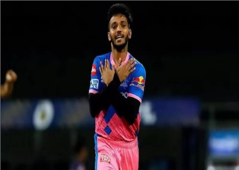 এদিনের তালিকায় প্রথমে নাম ছিল চেতন শাকারিয়ার৷ তা নিয়ে প্রচুর তোলপাড় শুরু৷ কারণ তিনি ১৯ টি আইপিএল ম্যাচ খেলেছেন এহং জাতীয় দলের হয়েও একটি একদিনের ম্যাচ ও দুটি টি টোয়েন্টি ম্যাচও খেলেছেন৷