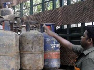 নতুন বছরের আগেই বড় সুখবর! বিপুল দাম কমল গ্যাস সিলিন্ডারের