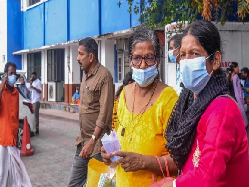 নয়াদিল্লি: ফের আতঙ্ক বাড়ছে করোনার। করোনার নয়া উপপ্রজাতি JN.1-এর হঠাৎই বাড়তে শুরু করেছে দেশে। নতুন করে করোনায় আক্রান্ত হতে শুরু করেছে দেশবাসী। 