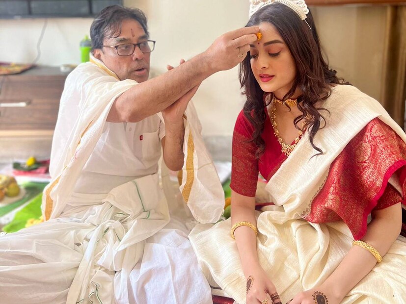 আজ, বৃহস্পতিবার সকালে, অধিবাস হল দর্শনার। বাবার সঙ্গে বসে নিয়ম পালন করলেন মেয়ে। দাদা এবং বৌদি ক্যালিফোর্নিয়া থেকে চলে এসেছেন সল্টলেকের বাড়ি।
