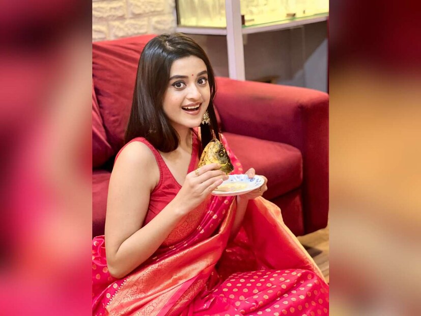 কী কী ছিল পাতে? নিউজ18 বাংলা সরাসরি জেনে নিল দর্শনার কাছে। লুচি, বাসন্তী পোলাও, সাদা ভাতের সঙ্গে ছিল রকমারি খাবার। পাঁচ রকমের ভাজা, পাঁঠার মাংসের ঝোল তো ছিলই। 