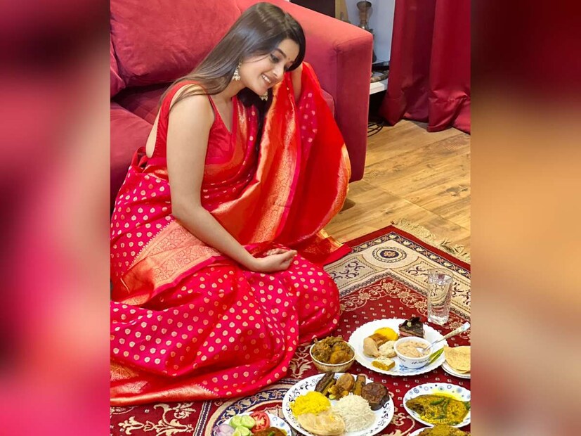 ‘‘এমনকি আমার অষ্টমঙ্গলার সময়ে বাবা সোলো ট্রিপে মিশর যাচ্ছে।’’ তবে বিয়ের পর বাপেরবাড়ি আর শ্বশুরবাড়ির মধ্যে যাতায়াত থাকবে নায়িকার।’’ বাবার জন্য, নিজের কাজের সুবিধার জন্যেও।