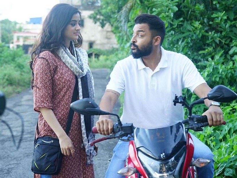 ‘অল্প হলেও সত্যি’র সময় থেকে বন্ধুত্ব হয় দর্শনা ও সৌরভের। তারপর ‘গোলেমালে গোল’-এর সময়ে বন্ধুত্বের গভীরতা আরও বাড়তে থাকে। আর তারপর প্রেম।
