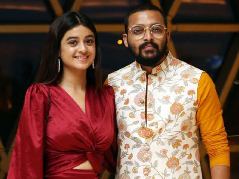 চলতি মাসের ১৫ তারিখ বিয়ের পিঁড়িতে বসবেন মডেল-অভিনেত্রী দর্শনা বণিক। পাত্র, টলিউডেরই অভিনেতা সৌরভ দাস। টলিউডে তিনি মন্টু পাইলট বলেই পরিচিত৷ জনপ্রিয় এই ওয়েব সিরিজটি বেশ হিট করেছিল৷