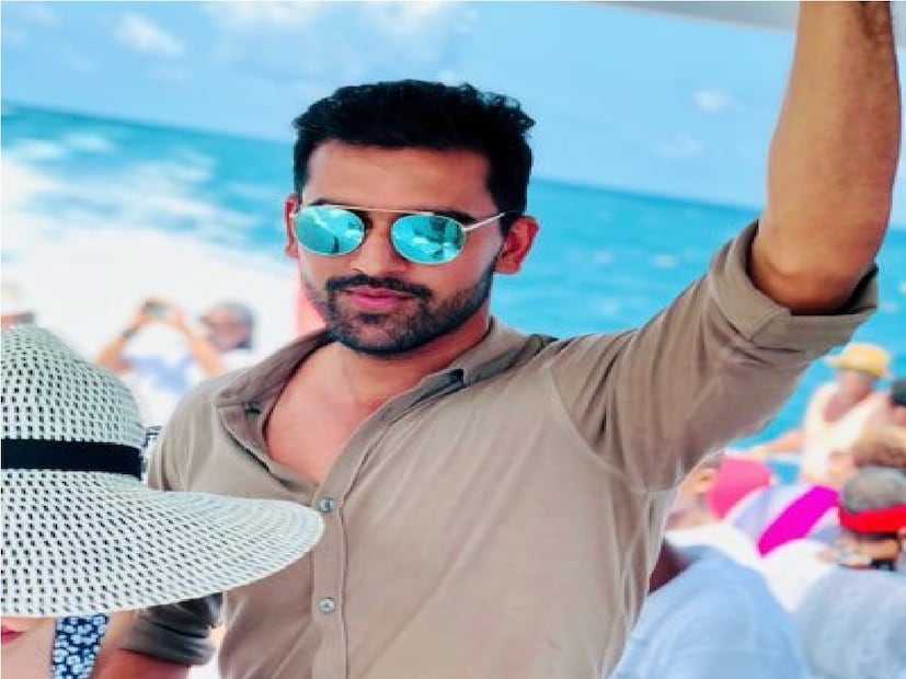 একদিনে সিরিজ থেকে নাম তুলে নিলেন দীপক চাহার। বাবার অসুস্থতার কারণে নাম প্রত্যাহার। পরিবর্ত হিসেবে ভারতীয় দলে ডাক পেলেন বাংলার বোলার আকাশদীপ। বর্তমানে দক্ষিণ আফ্রিকার এ দলের বিরুদ্ধে ভারতীয় এ দলের হয়ে খেলতে সে দেশে রয়েছেন আকাশ।