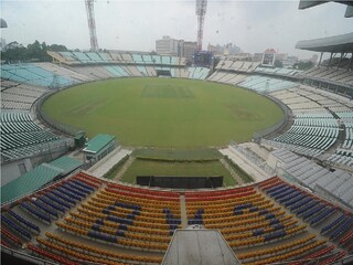 ইডেন গার্ডেন্সের ভিতরে আত্মঘাতী যুবক৷ 