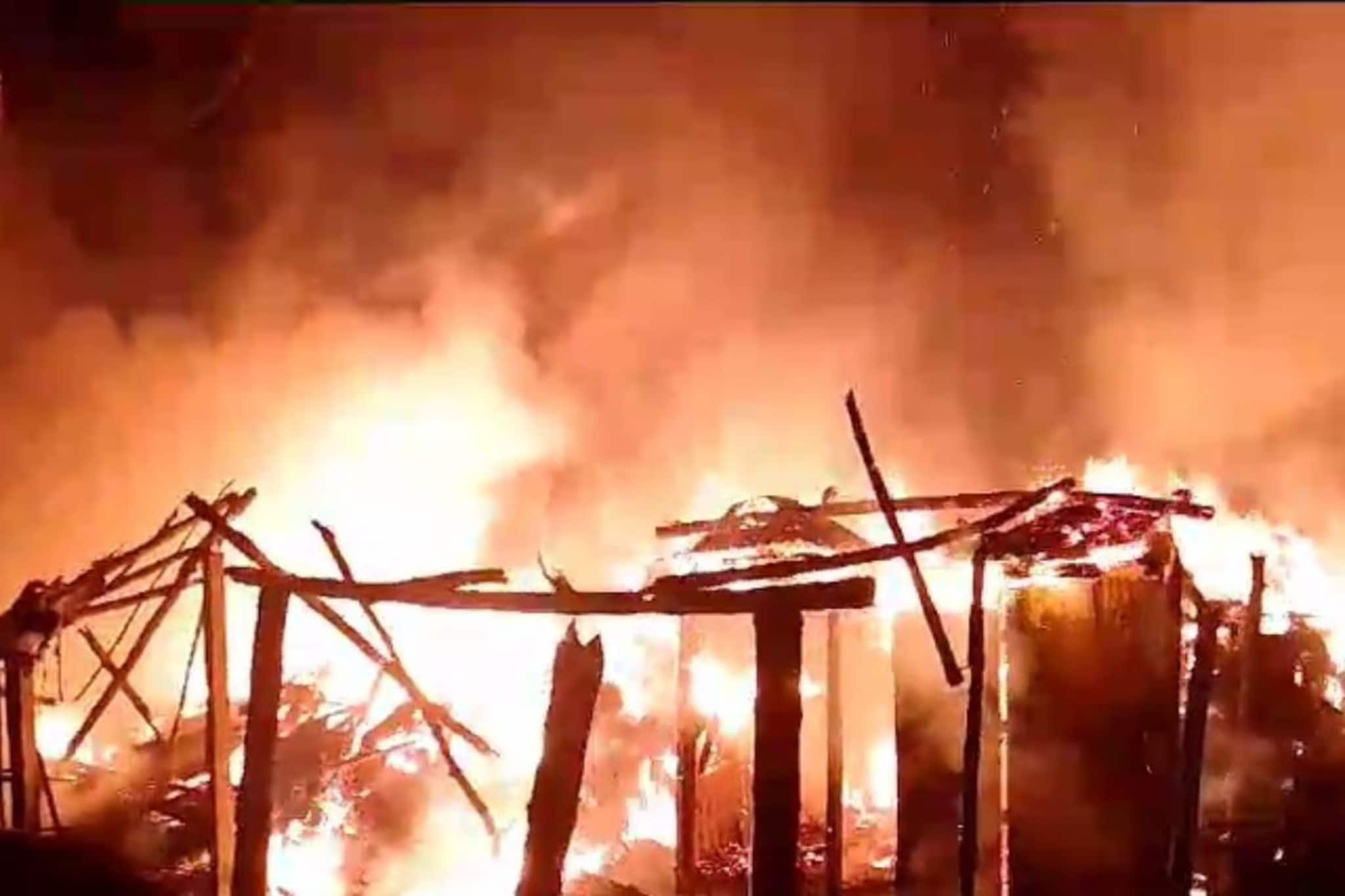 বিধ্বংসী আগুনে পর পর পুড়ে ছাই ১৫টা বাড়ি! শীতের রাতে ছাদ হারাল একাধিক পরিবার