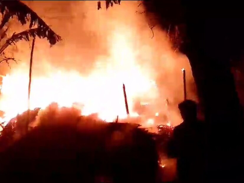 প্রথমে ওই এলাকায় একটি বাড়িতে শর্ট সার্কিট থেকে আগুন লাগে বলে অনুমান স্থানীয়দের। সেই সময় বাড়ির লোকজন বাইরে ছিলেন। মুহূর্তের মধ্যে দাউ দাউ করে জ্বলে ওঠে বাড়ি। এরপরেই আগুন ছড়ায় রান্নাঘরে। সেখান থেকে গ্যাস সিলিন্ডার ব্লাস্ট করে আগুন আশেপাশে একাধিক ঘরে ছড়িয়ে পড়ে। (ছবি: সেবক দেবশর্মা)