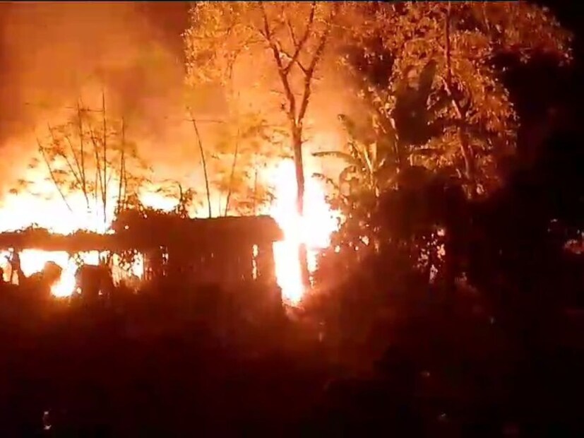 বেশিরভাগ কাঁচা বাড়ি হওয়ায় আগুন ভয়াবহ চেহারা নেয়। খবর দেওয়া হয় দমকল বাহিনীকে। ঘটনাস্থলে আসে বৈষ্ণবনগর থানার পুলিশ। প্রথমে গ্রামের বাসিন্দারাই জল দিয়ে আগুন মোকাবিলার চেষ্টা চালান। কিন্তু, একে কাঁচা ঘরবাড়ি অন্যদিকে উত্তুরে হওয়ার দাপটে আগুন আশেপাশের বাড়ি ও একাধিক ঘরে ছড়িয়ে পড়ে। (ছবি: সেবক দেবশর্মা)