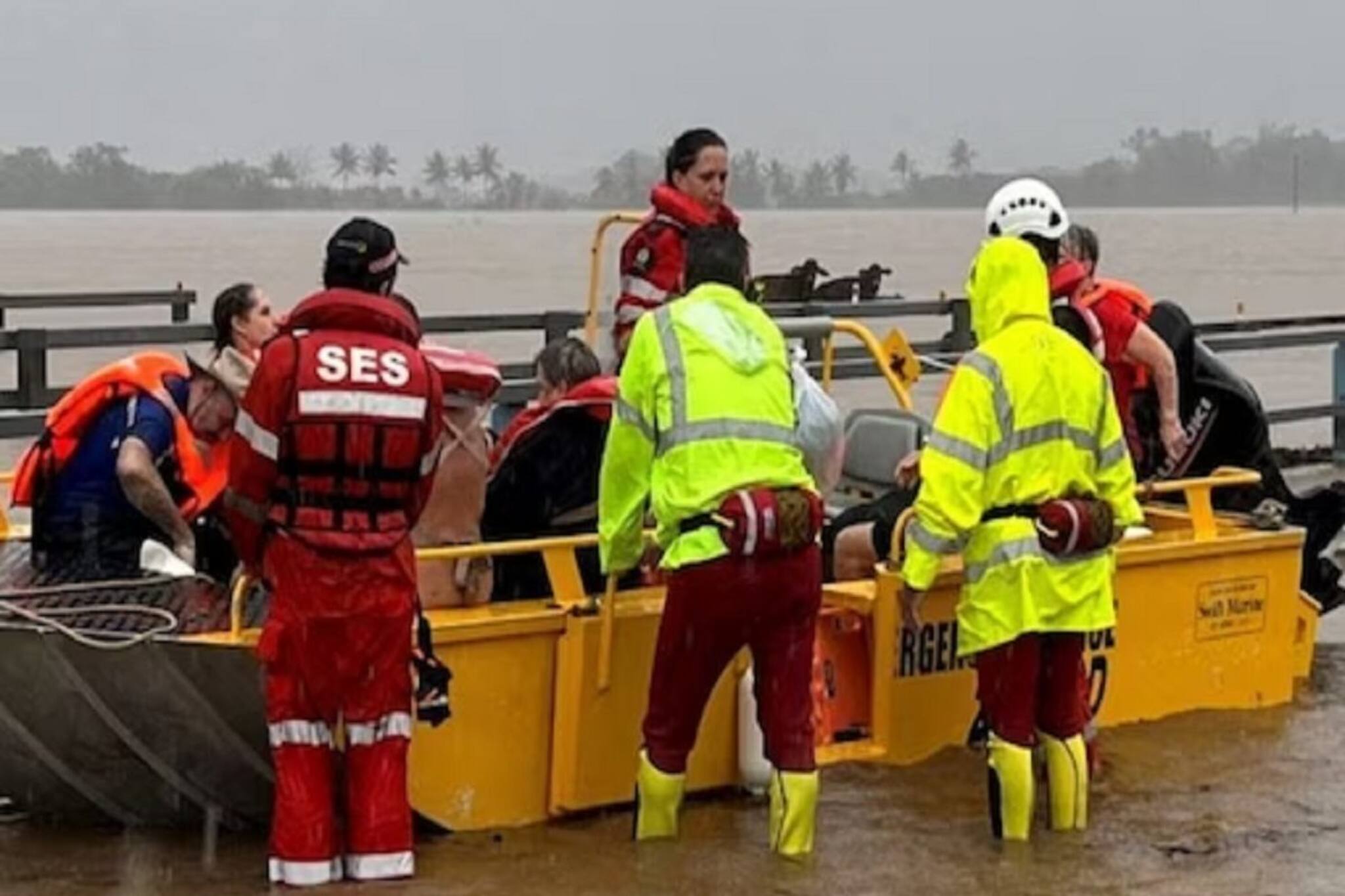 ভয়াবহ বন্যার কবলে অস্ট্রেলিয়া, স্থানীয়দের দূর্ভোগ ! দেখুন সেই ভিডিও