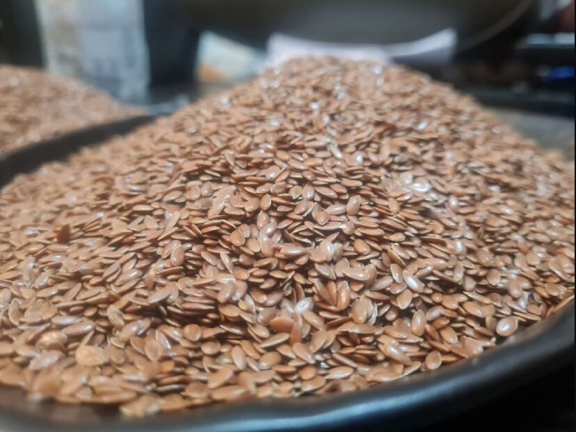 আপনার নির্দিষ্ট স্বাস্থ্য লক্ষ্য এবং খাদ্যতালিকাগত প্রয়োজনীয়তাগুলি রোস্ট করা বা কাঁচা শণের বীজ আপনার জন্য উপযুক্ত কিনা তা নির্ধারণে একটি গুরুত্বপূর্ণ ভূমিকা পালন করে। ব্যক্তিদের জন্য যারা সর্বোত্তম পুষ্টি উপাদানকে অগ্রাধিকার দেয় এবং প্রয়োজনীয় ফ্যাটি অ্যাসিডের অখণ্ডতা বজায় রাখে, কাঁচা শণের বীজ হতে পারে পছন্দের পছন্দ। যদি হজমযোগ্যতা, স্বাদ এবং সুবিধা আপনার প্রাথমিক উদ্বেগ হয়, তাহলে রোস্ট করা শণের বীজ যেতে পারে।  