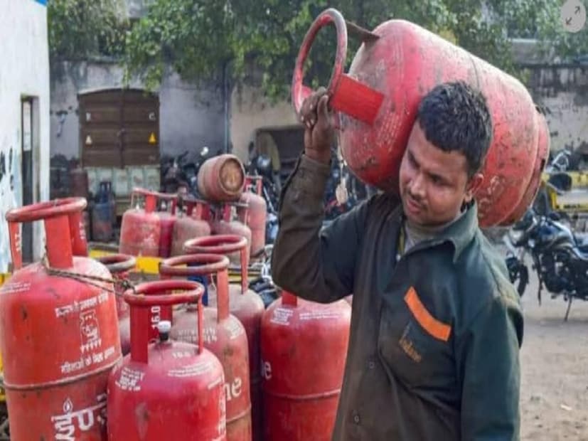 অনেকেই জানেন না, এলপিজি গ্যাস সিলিন্ডারের গ্রাহকদের ৫০ লাখ টাকা পর্যন্ত বিমা করা থাকে। গ্যাস সংযোগ নেওয়ার সঙ্গে সঙ্গেই কোম্পানি এই বিমা করে দেয়। কিন্তু ডিস্ট্রিবিউটররা এটা জানায় না। গ্রাহকরাও নিজেদের অধিকার সম্পর্কে সচেতন নন।