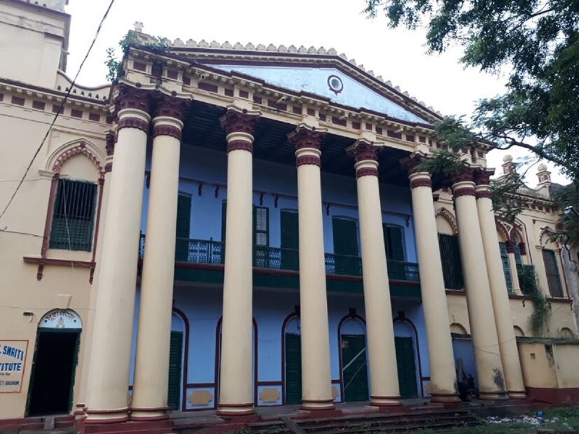 রাজবাড়িতে একসময় পা ফেললেই পা কাঁপতে শুরু করত, বুকে থাকত দুরু-দুরু ভয়৷ গোটা শরীর হয়ে যেতো ঠাণ্ডা৷ বুটের বিকট শব্দে কেঁপে উঠত রাজবাড়ি চত্বর। কী জানি বাবা কিছু ভুল হলেই কখন রাজামশাই কী শাস্তি দিয়ে বসবেন?এই ভয় রাজবাড়িতে আগে থাকলেও এখন আর তা নেই। কারণ রাজবাড়িতে রাজার বংশধরেরা থাকলেও নেই রাজপাট। কালের নিয়মে এখন সব অতীত।