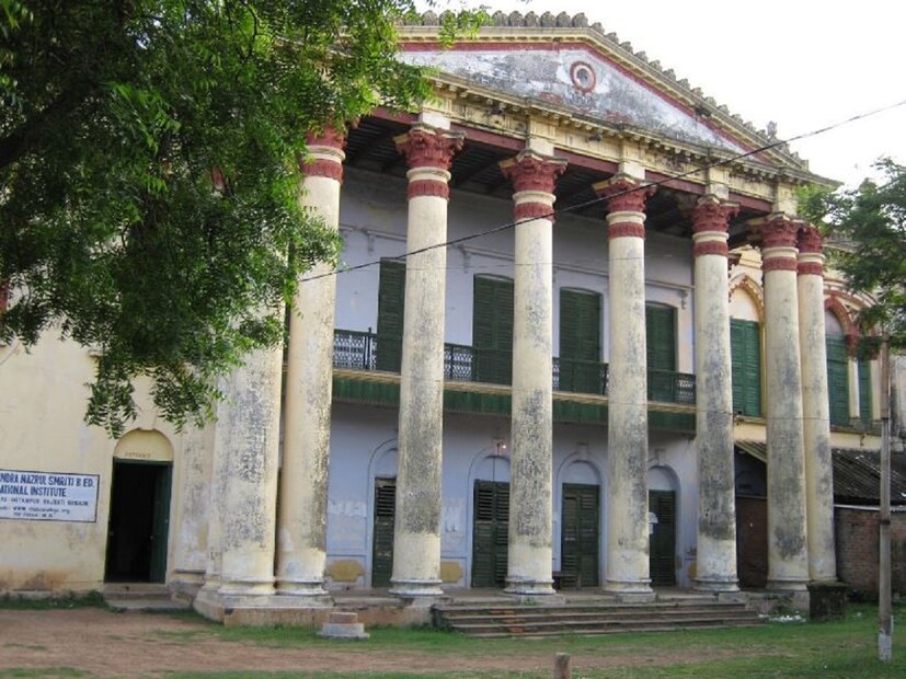 গঠনগত দিক দিয়ে মুর্শিদাবাদের হাজারদুয়ারির সঙ্গে বেশ মিল রয়েছে এই হেতমপুর রাজবাড়ির। শুধু তাই নয়, জানা যায় একসময় ছিল ৯৯৯ টি দরজা এই হেতমপুর রাজবাড়িতে। হাজারদুয়ারির সম্মানার্থে ১টি দরজা কম রাখা হয়েছিল এই রাজ বাড়িতে। অনেকেই এই হেতমপুরকে হাজারদুয়ারি বলে থাকেন। এলাকাবাসী সূত্রে জানা যায় ১৯০৫ সালে রাম রঞ্জন চক্রবর্তী নির্মাণ করেছিলেন 'রঞ্জন প্রাসাদ' যেটা আজকে সকলের কাছে হেতমপুর রাজবাড়ি নামে পরিচিত।