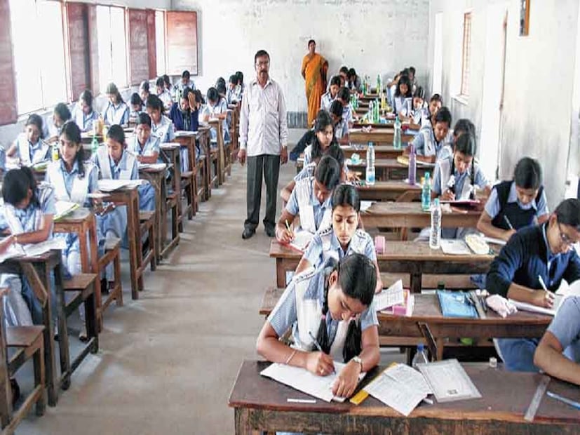 ধাপ৩: এখানে আপনি সম্পূর্ণ সিলেবাসের বিষয়ভিত্তিক ব্রেকডাউন পাবেন যা আপনি পৃথকভাবে ডাউনলোড করতে পারেন।ধাপ ৪: ক্লাস ১১-১২ সিলেবাসের জন্য, আপনাকে 'সিনিয়র সেকেন্ডারি কারিকুলাম (XI-XII)'-এ ক্লিক করতে হবে।