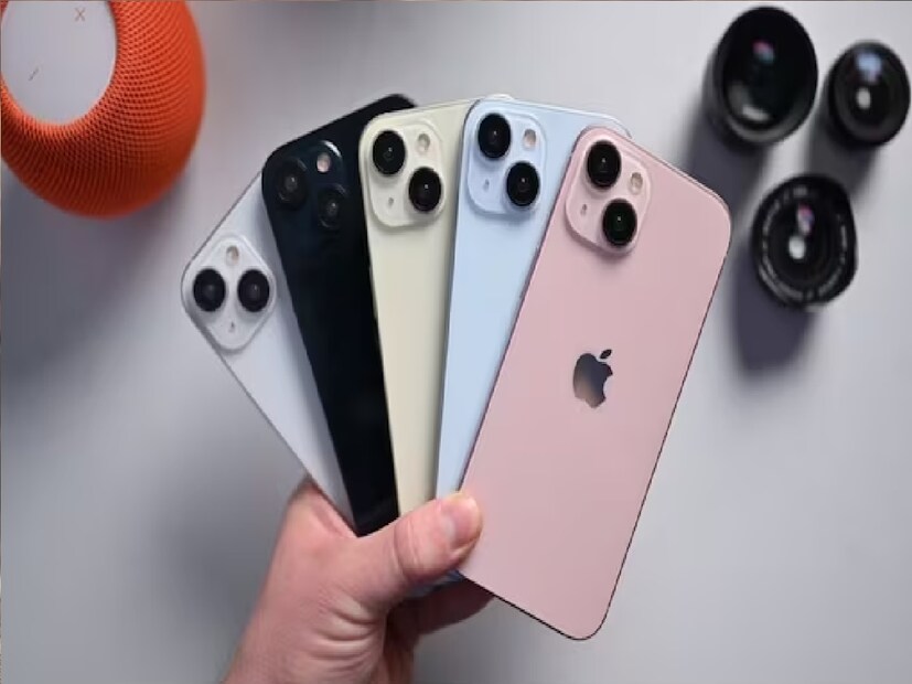 *চলতি বছরেই iPhone 15 সিরিজ লঞ্চ করেছে Apple। আর আমাদের দেশে এর ভ্যানিলা মডেল জনপ্রিয়তার শিখরে পৌঁছে গিয়েছে। আর এই মুহূর্তে যাঁরা iPhone 15 কিনতে চাইছেন, তাঁদের জন্য এক সুবর্ণ সুযোগ রয়েছে। সৌজন্যে ই-কমার্স জায়ান্ট Amazon এবং Flipkart। এই দুই প্ল্যাটফর্মে মিলছে ব্যাপক ছাড়। যার ফলে নতুন লঞ্চ করা Apple ডিভাইস হয়ে উঠেছে পকেট-ফ্রেন্ডলি। সংগৃহীত ছবি। 