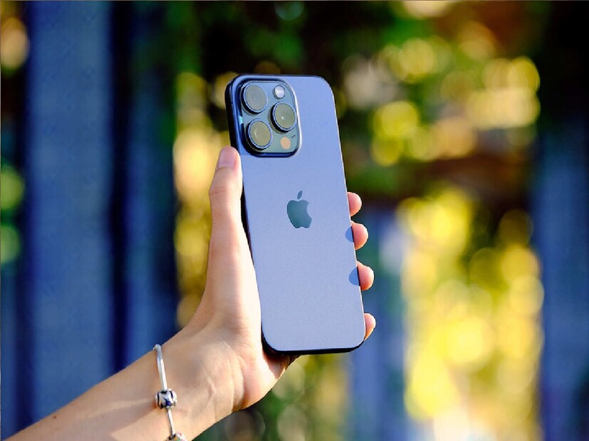 *iPhone 15 ফোনে রয়েছে ১২৮ জিবি রম। আকর্ষণীয় ভিস্যুয়ালের জন্য আছে এক্সপ্যানসিভ ১৫.৪৯ সেন্টিমিটার (৬.১ ইঞ্চি) সুপার রেটিনা এক্সডিআর ডিসপ্লে। যার ফলে প্রাণবন্ত রঙ এবং শার্প ক্ল্যারিটি উপভোগ করতে পারবেন গ্রাহকরা। আর ক্যামেরাতেও রয়েছে চমক। কারণ ৪৮ মেগাপিক্সেল + ১২ মেগাপিক্সেল ড্যুয়াল রিয়ার ক্যামেরায় অসাধারণ ঝকঝকে ছবি উঠবে। আর সেলফির জন্য রয়েছে ১২ মেগাপিক্সেলের ফ্রন্ট ক্যামেরা। এই ডিভাইসটি A16 Bionic Chip এবং শক্তিশালী ৬-কোর প্রসেসর দ্বারা পরিচালিত। সংগৃহীত ছবি।