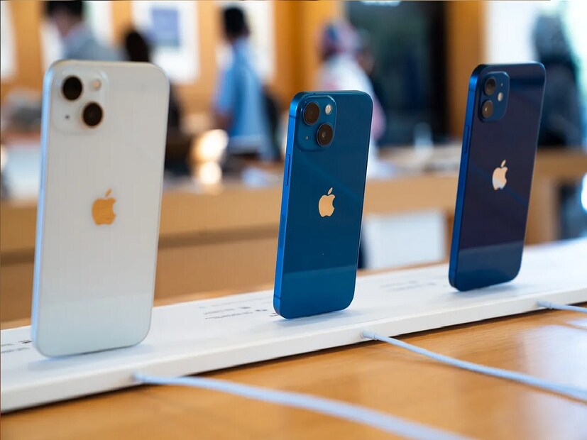 আসল ডিসপ্লে আছে কি না, তা যাচাই:iPhone-এর সবথেকে সার্ভিসযোগ্য অংশ হল ডিসপ্লে এবং ব্যাটারি। iPhone-এর ডিসপ্লেতে কারচুপি করা হয়েছে কি না, তা পরীক্ষা করার সর্বোত্তম সম্ভাব্য উপায় হল - এর TrueTone capability পরীক্ষা করা। সেই সঙ্গে দেখে নিতে হবে, Face ID (যা iPhone X অথবা নতুন মডেলগুলিতে পাওয়া যায়) কাজ করছে কি না!