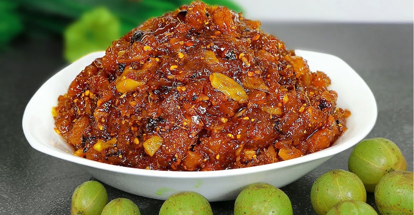 এছাড়াও আচার তৈরি করার সময় তাতে তেল বা ভিনিগার মেশান হয়। ফল বা সবজির আচার তৈরির ক্ষেত্রে তেল বা ভিনিগারের সঙ্গে বিক্রিয়া করে ল্যাকটিক, সাইট্রিক ও অ্যাসেটিক অ্যাসিড তৈরি করে। এই তিন অ্যাসিডই শরীরের পক্ষে ভাল। এই উপাদানগুলি শরীরের মধ্যে উপকারী মাইক্রোবসদের আরও সক্রিয় ও শক্তিশালী করে তুলতে সাহায্য করে।(তথ্য: পিয়া গুপ্তা)