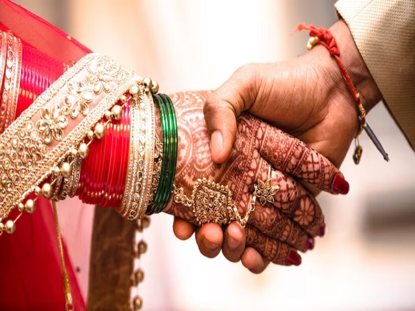 কলকাতা: সারা বিশ্বজুড়েই বিভিন্ন বৈচিত্রময় রীতি-রেওয়াজ অনুসারে বিবাহবন্ধনে আবদ্ধ হন পাত্র ও পাত্রীরা। বিয়েকে এক পবিত্র বন্ধন হিসেবেই গন্য করা হয় সারা বিশ্বজুড়েই। 