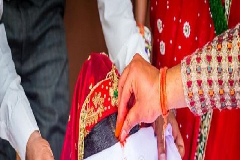 বিবাহ—সাধারণত, মকর রাশির জাতক-জাতিকাদের সব সময়ই বিবাহ সংক্রান্ত সমস্যা থাকে। এর কারণ হল শনি। মকর রাশির অধিপতি এবং সপ্তম ঘরে চন্দ্রের সঙ্গে তার শত্রুতা। মকর রাশির জাতক-জাতিকাদের বিবাহিত জীবনে সব সময় ভারসাম্য রেখে চলতে হয়। এই ডিসেম্বর মাসটি খুব ভাল, কিছু নতুন পরিবর্তন হতে পারে।