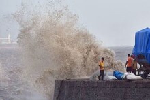 ঘূর্ণিঝড় ‘মিগজাউম’-র ল্যান্ডফলের আগে উত্তাল অন্ধ্রপ্রদেশের বাপাতলা সমুদ্র