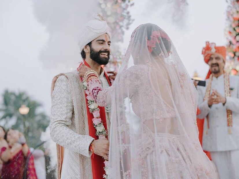 দম্পতি লিখেছেন, ‘তোমার মধ্যে আমি আমার ঐশ্বরিক সংযোগ খুঁজে পাই, তোমার সঙ্গেই এক হওয়া লেখা ছিল ভাগ্যে। ঈশ্বর,পরিবার এবং বন্ধুদের আশীর্বাদ পেয়ে কৃতজ্ঞ। স্বামী এবং স্ত্রী পথচলার জন্য আমাদের দুই পরিবারের কাছ থেকে আশীর্বাদ চাই।’