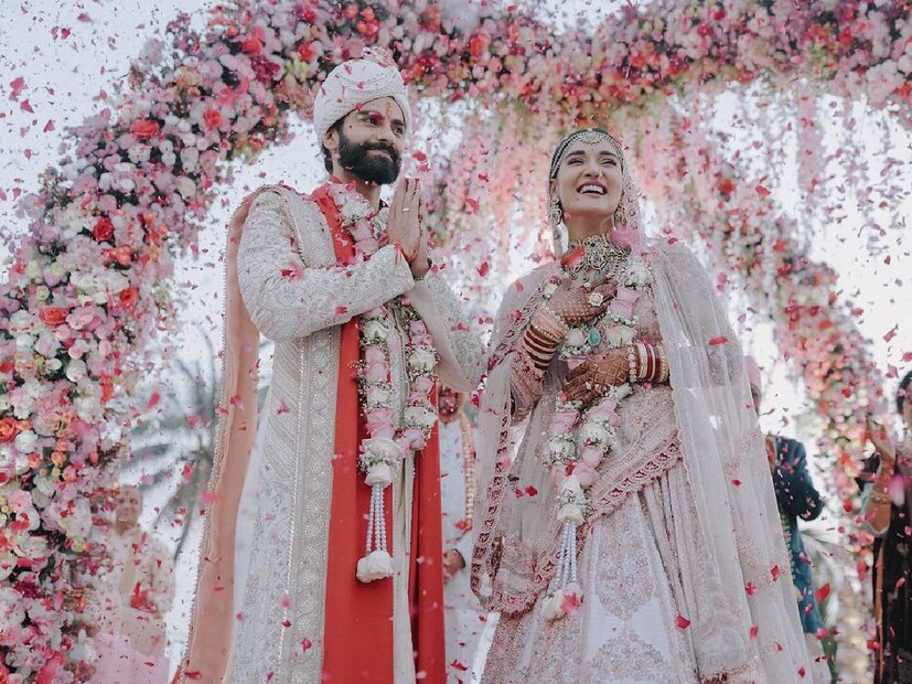 টলিউড থেকে বলিউড, মাসখানেক ধরে বিয়ের হিড়িক পড়ে রয়েছে। সানাই যেন থামতেই চায় না। টলিউডের বিয়ের ভিড়ের মধ্যেই গাঁটছড়া বাঁধলেন বলিউডের তারকা। নৃত্যশিল্পী মুক্তি মোহন বিয়ে করলেন ‘অ্যানিমাল’ খ্যাত অভিনেতা কুণাল ঠাকুরকে।
