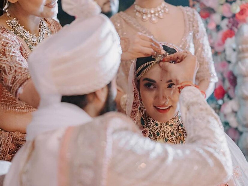 বিয়ের ছবিগুলিতে নীতি এবং মুক্তিকেও বড় সুন্দর দেখিয়েছে। তিন বোনের নাচ দেখে বারবার মুগ্ধ হয়েছে এই দেশের জনতা। বলিউড ইন্ডাস্ট্রিতে তাঁরা একাধিক বার নজির গড়েছেন।