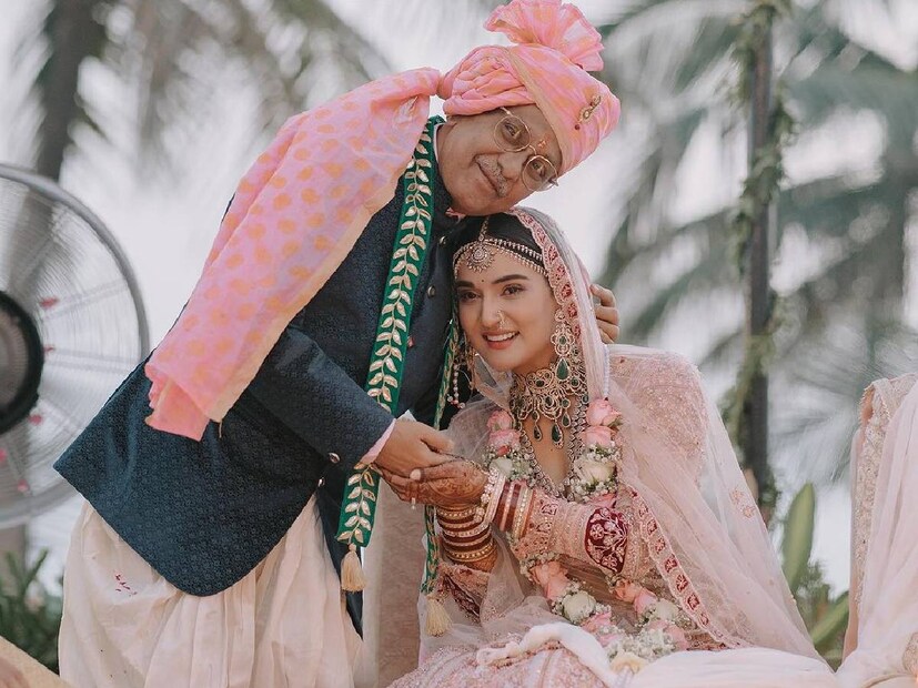 রশমি দেশাই, নকুল মেহতা, মেইয়াং চ্যাং, পাংখুরি আওয়াস্থি, গৌতম রোডে এবং বেশ কয়েক জন তারকা নবদম্পতিকে অভিনন্দন জানিয়েছেন। লাল ও সাদার মিশেলে ঝলমলে হয়ে ছিলেন যুগল।