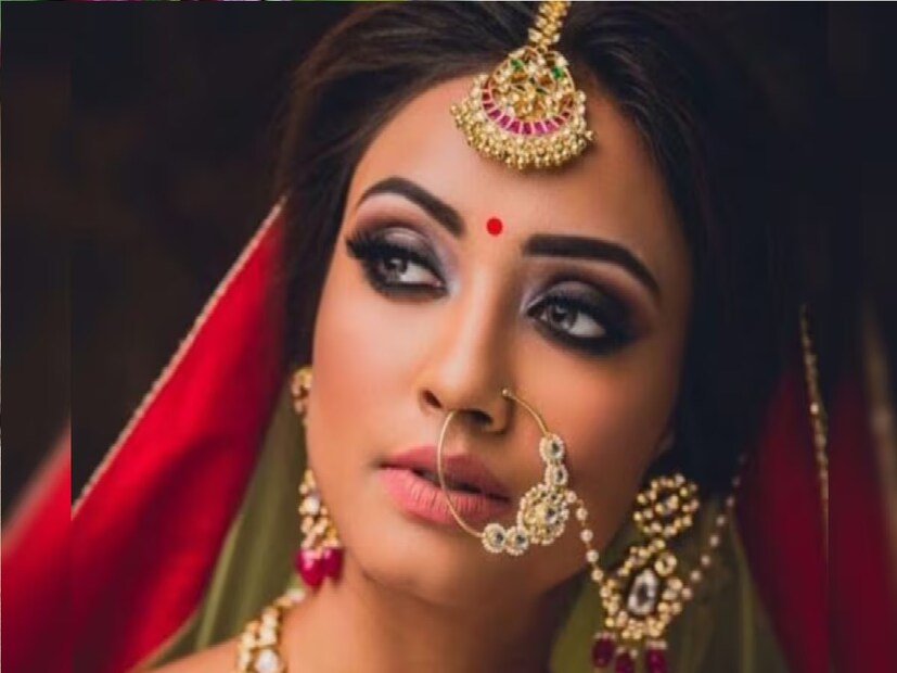 *এ তো গেল আর্থিক এবং সৌভাগ্যের দিক। সৌভাগ্য শব্দটার উপরে এ ক্ষেত্রে আরেকটু জোর দিচ্ছে জ্যোতিষশাস্ত্র। এর উৎপত্তির মূলে রয়েছে সুভগ। সংস্কৃতে ভগ অর্থে স্বামীকেও বোঝায়। তিনিই সুভগা, যিনিই মনের মতো স্বামী লাভ করেছেন। সে কারণেই সৌভাগ্য তাঁর করায়ত্ত। অতএব, গৃহিণীরা সোনার নাকছাবি পরলে দাম্পত্যসুখ যে অক্ষয় হবে, সে কথাও বলতে ভুলছে না জ্যোতিষশাস্ত্র। সংগৃহীত ছবি।