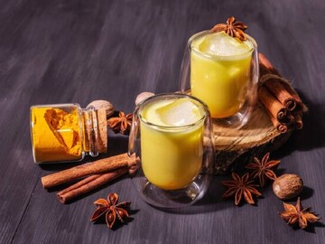 রাতে এক গ্লাস দুধে এই দুই গুঁড়ো! ডজন ডজন রোগের যম এই পানীয়, বলছেন পুষ্টিবিদ