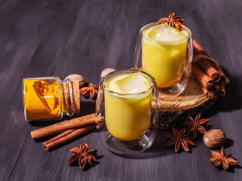 দুগ্ধজাত খাদ্যসামগ্রীতে যদি সমস্যা না থাকে, তাহলে রোজ দুধ পান করা শরীরের জন্য অত্যন্ত উপকারী। আর সেই দুধে যদি স্বাস্থ্যকর কিছু খাদ্য উপাদান মেশানো হয়, তাহলে তার উপকারিতা দ্বিগুণ হয়ে যায়।