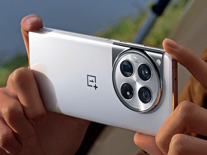 OnePlus 12 হবে নতুন Snapdragon 8 Gen 3 চিপসেট ব্যবহার করা প্রথম ফোনগুলির মধ্যে একটি এবং গ্রাহকদের কাছে অন্যান্য ফ্ল্যাগশিপ ফিচারও নিয়ে আসতে চলেছে। OnePlus তার প্রথম ফোল্ডেবল OnePlus Open-এ আধুনিক ফিচার ব্যবহার করেছে এবং অনেকেই আশা করেন যে OnePlus 12 ডিভাইস এর থেকে অনেক ফিচার ধার করতে পারে।