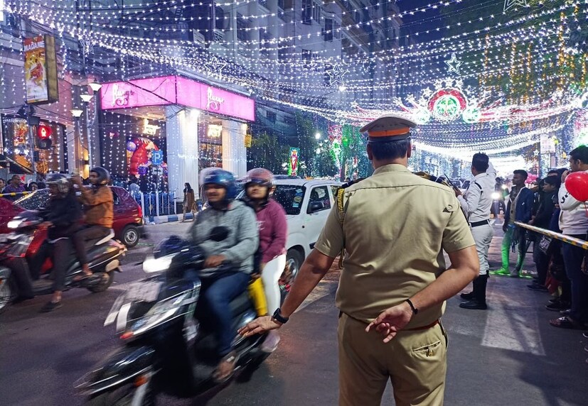পার্ক স্ট্রিটের নানা প্রান্তে আলোর মালায় সাজিয়ে তোলা হয়েছে৷ প্রতি বছরের মতো, এ বারেও সেখানে সেজে উঠেছে রাস্তা৷ দু’ধারের আলোতে শীতের কলকাতা দেখাচ্ছে অন্যরকম৷ (ছবি ও তথ্য - সাহ্নিক ঘোষ)
