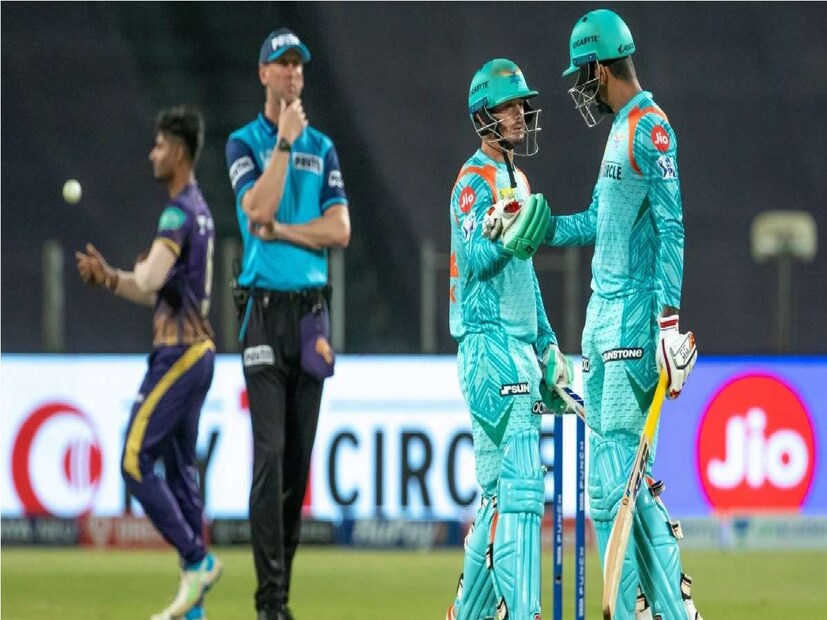 ডি কক ২০১৩ থেকে আইপিএলে বিভিন্ন ফ্রাঞ্চাইজিতে খেলেছেন৷  ২০১৪ সালে দিল্লি ডেয়ারডেভিলস (বর্তমানে দিল্লি ক্যাপিটালস), সানরাইজার্স হায়দরাবাদ, রয়্যাল চ্যালেঞ্জার্স ব্যাঙ্গালোর হয়ে  মুম্বই ইন্ডিয়ান্সে যান। এই মুহূর্তে লখনউ সুপার জায়ন্টসে রয়েছেন৷