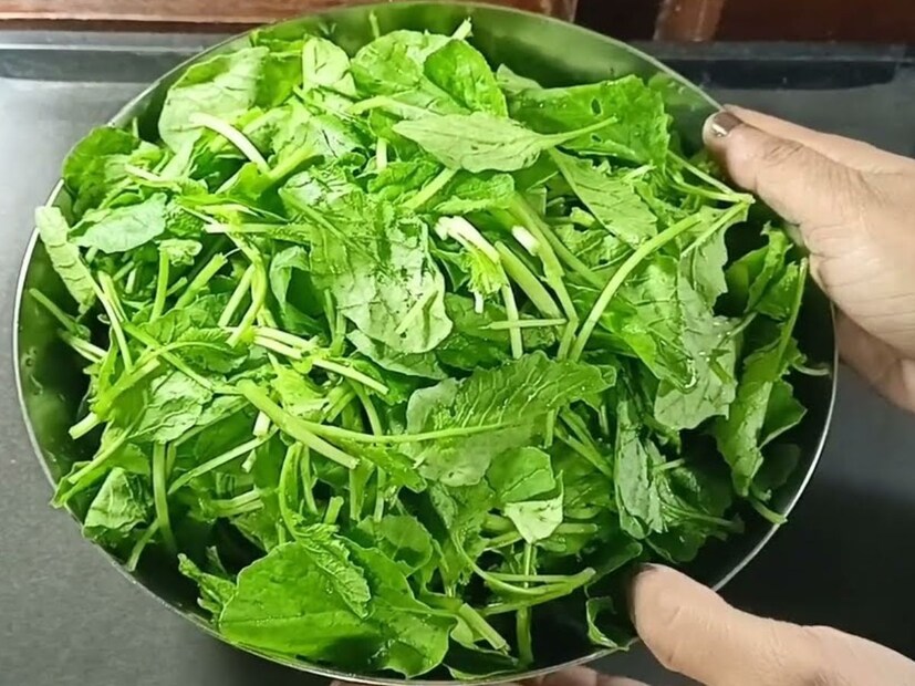 কিডনি বিশেষজ্ঞ ডঃ পুনীত ধাওয়ান বলেন, &quot;কে না সর্ষে শাক পছন্দ করেন। বিশেষ করে মাক্কি রুটির সঙ্গে এই শাকের আলাদাই মজা। কিন্তু, আপনি যদি একজন কিডনি রোগী হন, তাহলে আপনি চিকিৎসকের অনুমতি ছাড়া এই শাক খেতে পারবেন না। কারণ এই শাকে প্রভূত পরিমান আয়রন, ফসফরাস, জিঙ্ক, ম্যাগনেশিয়াম, পটাশিয়াম, ভিটামিন এ ও ভিটামিন সি এবং ফাইবার। কিন্তু বেশি পরিমানে ফাইবার কিডনি রোগীদের জন্য ভাল হলেও বেশি পরিমানে পটাশিয়াম বড় ক্ষতি ডেকে আনতে পারে কিডনির রোগে। বেশি পরিমানে পটাশিয়াম হৃদস্পন্দনের মাত্রা বাড়িয়ে হৃদরোগের কারণ ঘটাতে পারে। তাই এই বিষয়ে সতর্ক হওয়া প্রয়োজন।&quot;