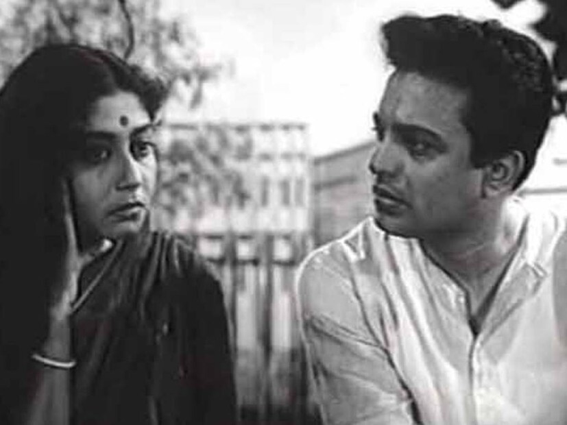 মজার ছলে অভিনেত্রী জানালেন, তাঁর বাবা তাঁকে বিয়ে দিয়ে যাননি বলেই তিনি আর নিজে পরে করেননি। অনেক সম্বন্ধ এসেছিল, কিন্তু শেষমেশ আর বিয়ে হয়নি তাঁর।